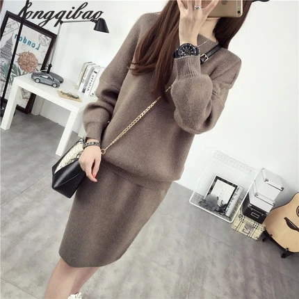 Женский трикотажный костюм из двух предметов юбка-свитер с круглым вырезом и