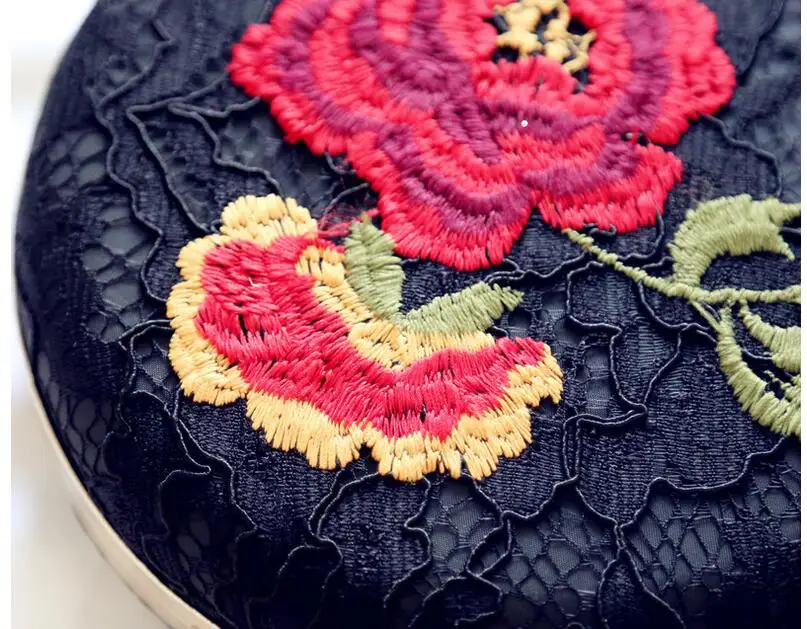 Женская вечерняя сумка клатч с вышитыми цветами и бусинами ручная работа