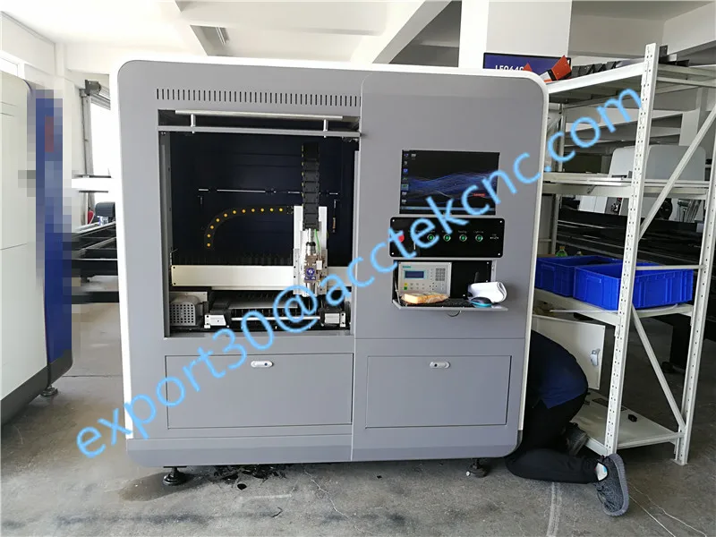 Большой мощности Малый размер волоконный лазерный резак AKJ6040F для резки