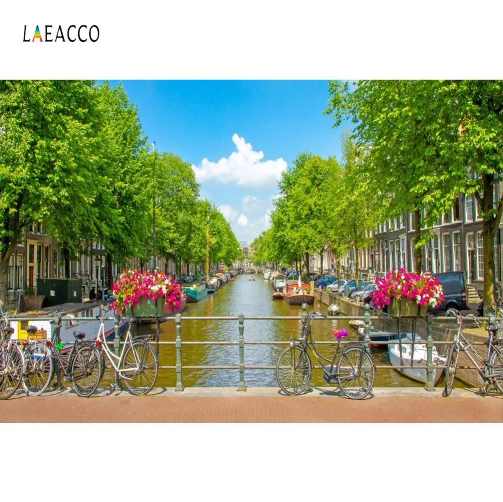 Фон для фотосъемки с изображением городской реки весенние цветы в горшках