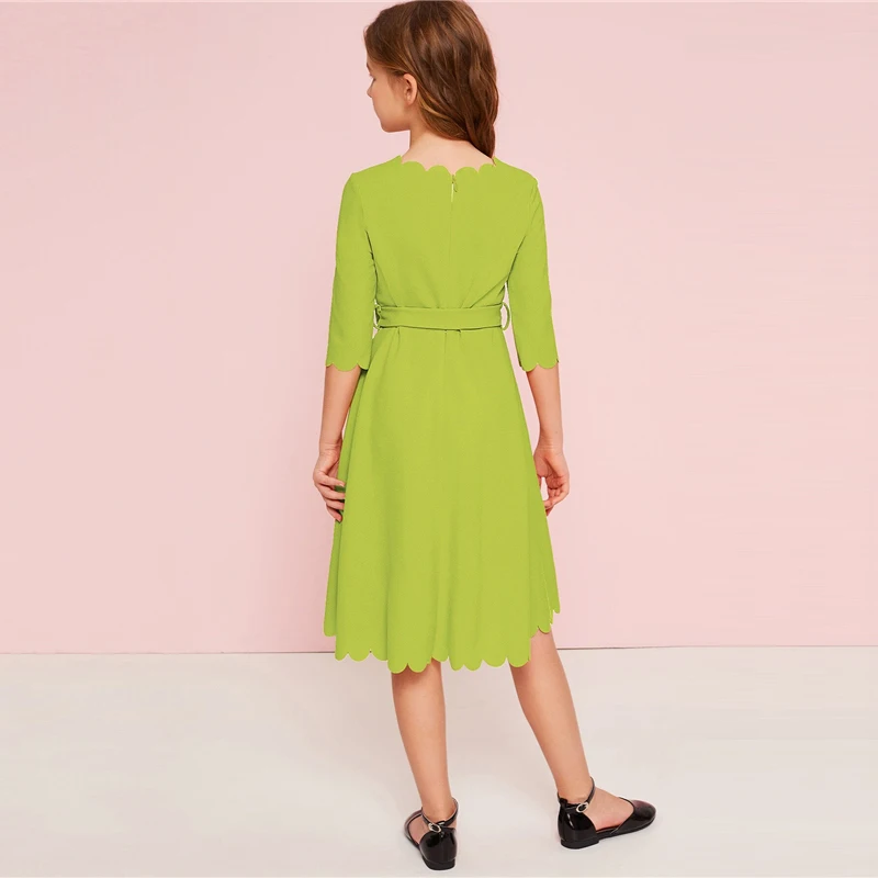 SHEIN Kiddie/однотонное праздничное платье с зубчатым подолом для девочек с поясом, г., летние детские платья с высокой талией, милое ТРАПЕЦИЕВИДНОЕ расклешенное платье до колена