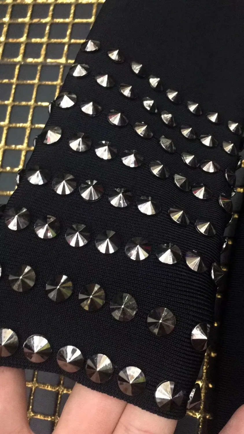 Женское вечернее платье с длинным рукавом черное облегающее серебристыми