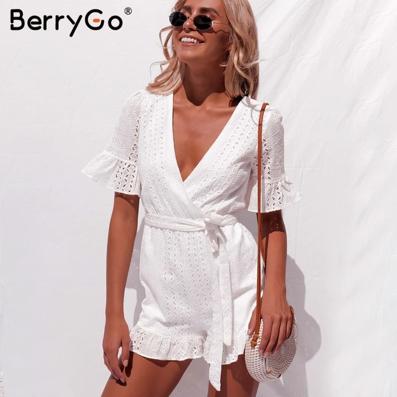 Женский комбинезон BerryGo белый хлопковый с глубоким треугольным вырезом и поясом |