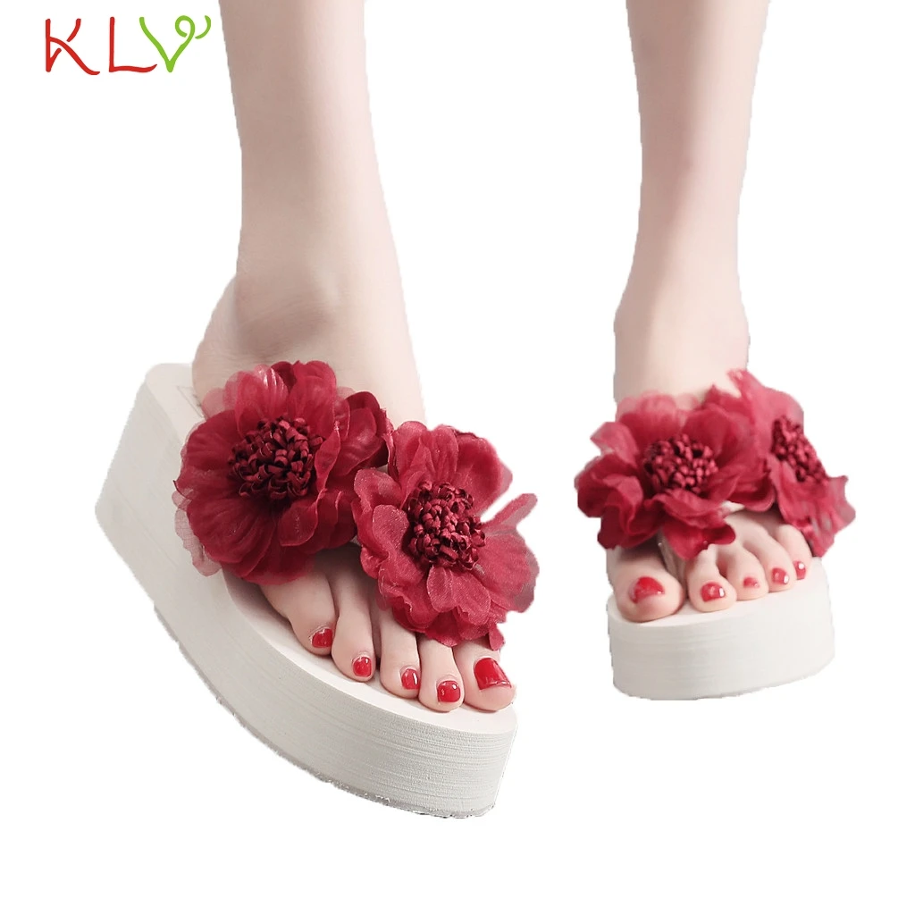 Летние шлепанцы женские вьетнамки на танкетке с римскими цветами пляжные