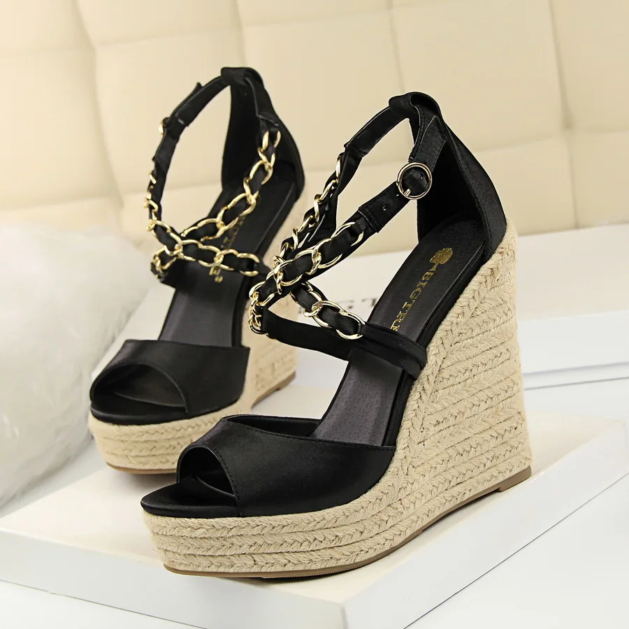 Женские босоножки на танкетке высоком каблуке и толстой подошве сатиновые