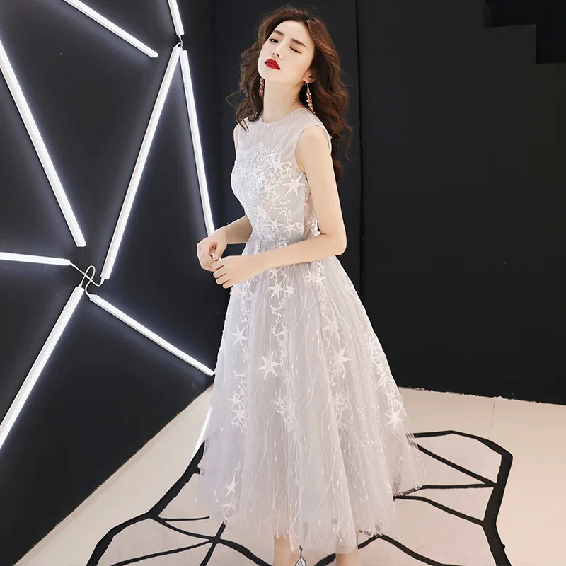 Серое длинное вечернее платье трапециевидной формы со шлейфом Формальные