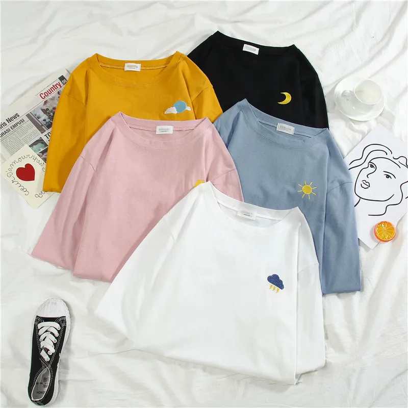 Веселое Harajuku с персонажами из мультфильмов футболка с вышивкой летние шорты с длинными рукавами Повседневные свободные футболки в Корейском стиле для девочек; корейский Для женщин футболки черного и белого цвета Топ