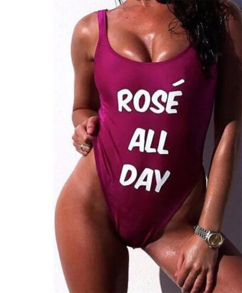 Женский сплошной купальник с надписью розового цвета высоким вырезом | Спорт и