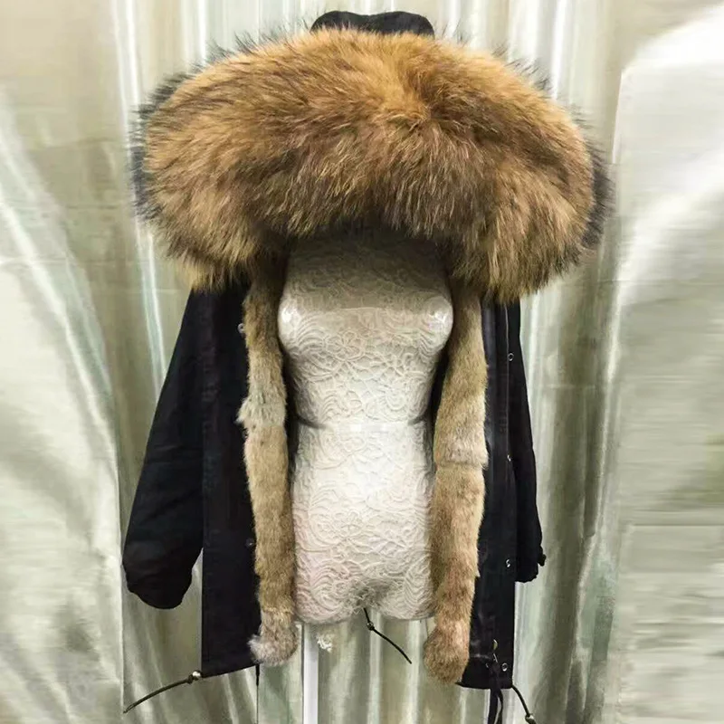 Женское пальто с капюшоном и воротником из меха енота парка армейского зеленого