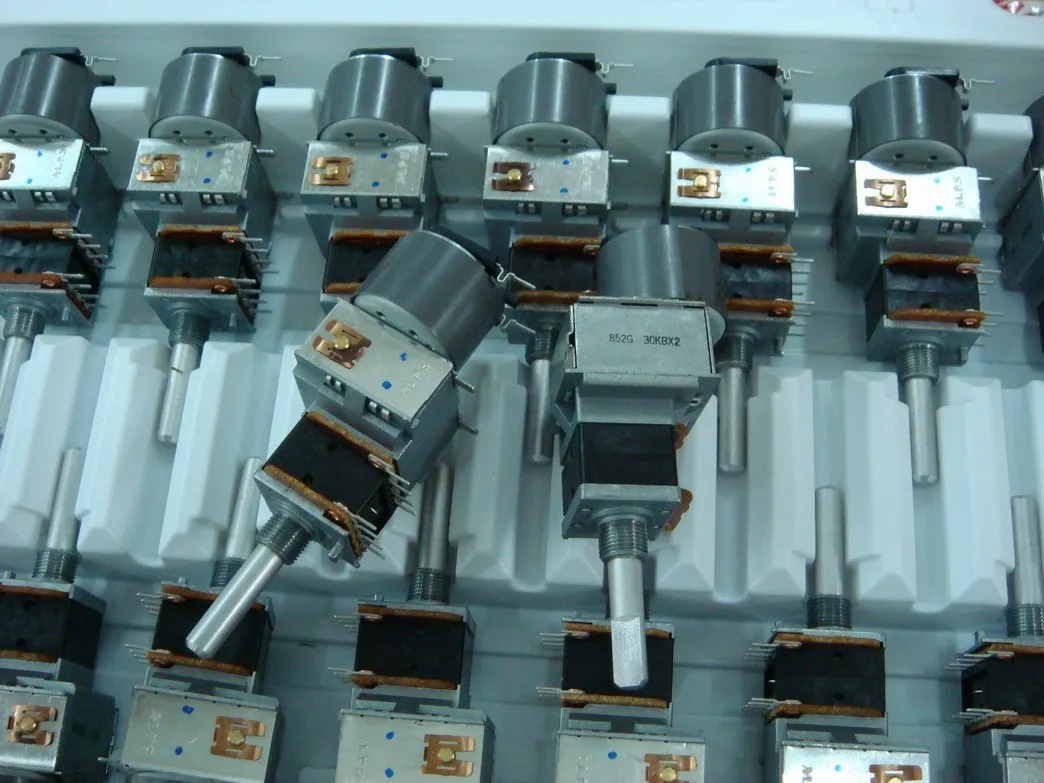 

[VK] Original ALPS 30KBX2 RK18 motor potentiometer B30K tap handle 30MMF 8 feet switch