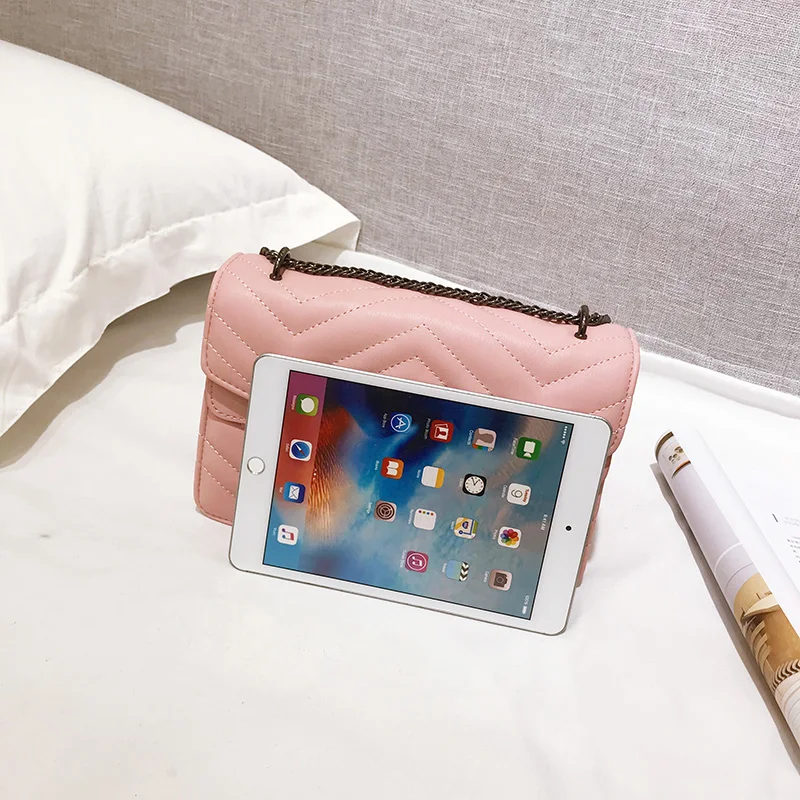 Классическая женская сумка через плечо с цепочкой стеганая из искусственной