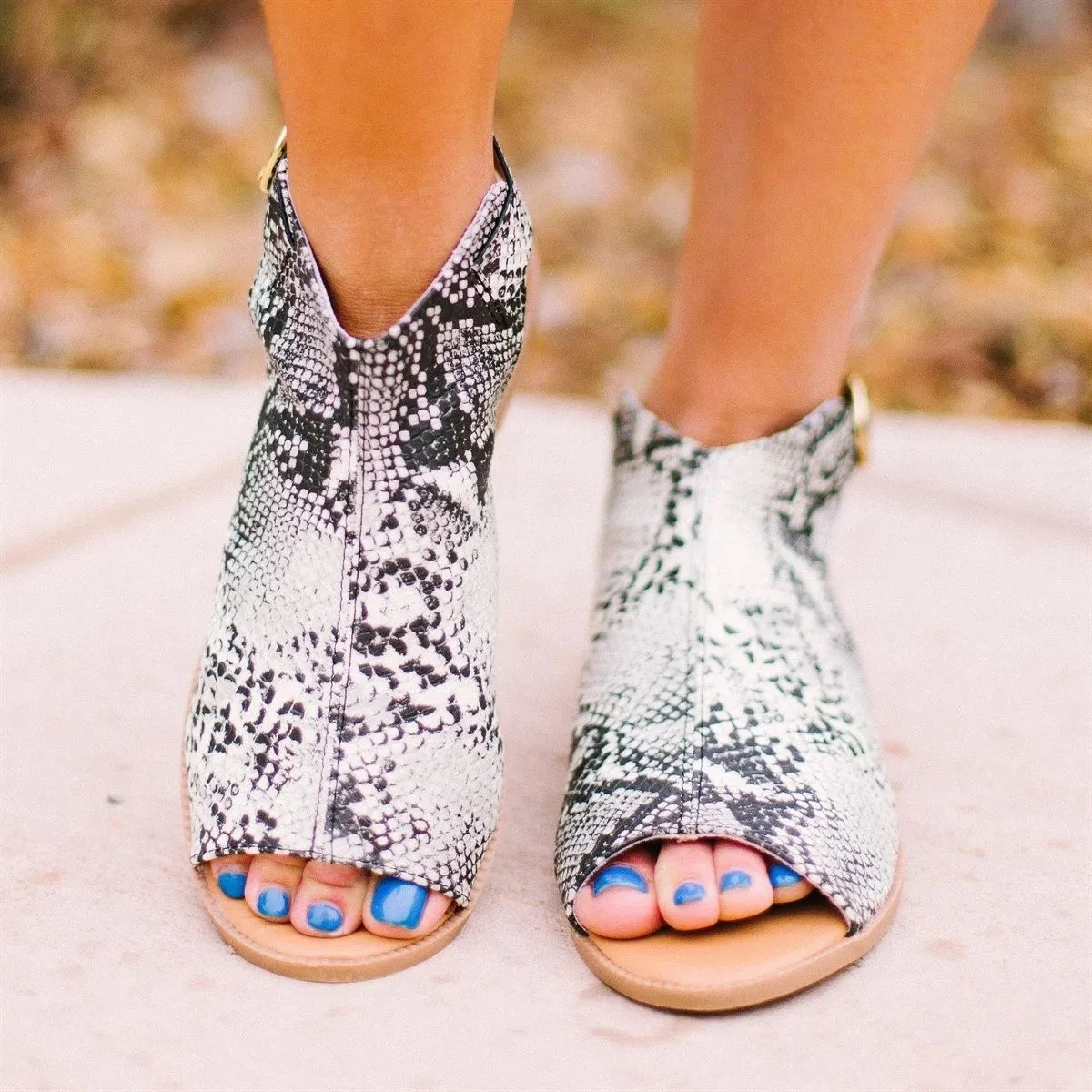 Дамская змеиная обувь римские сандалии женская модная повседневная на плоской