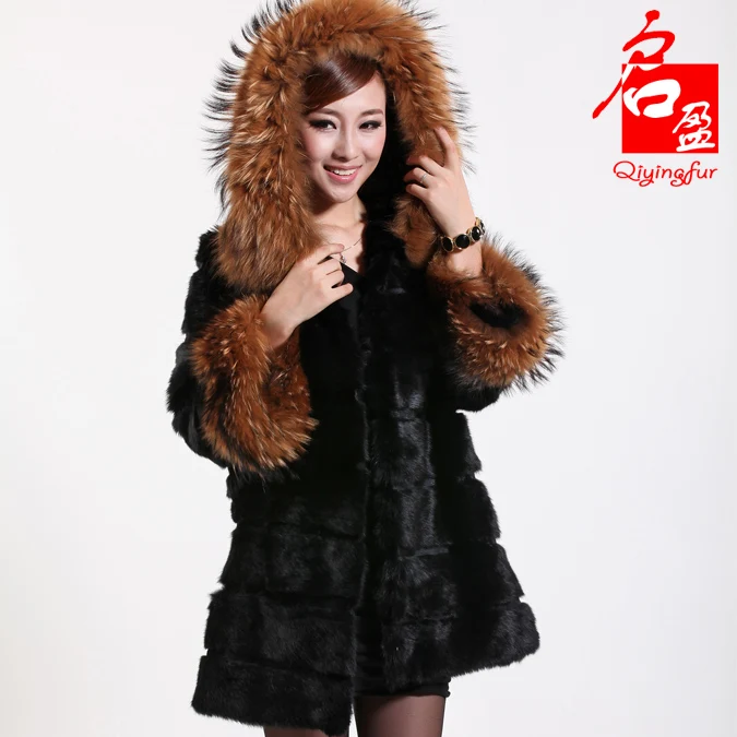 (TopFurMall) Женская модная шуба из натурального кроличьего меха с капюшоном енота