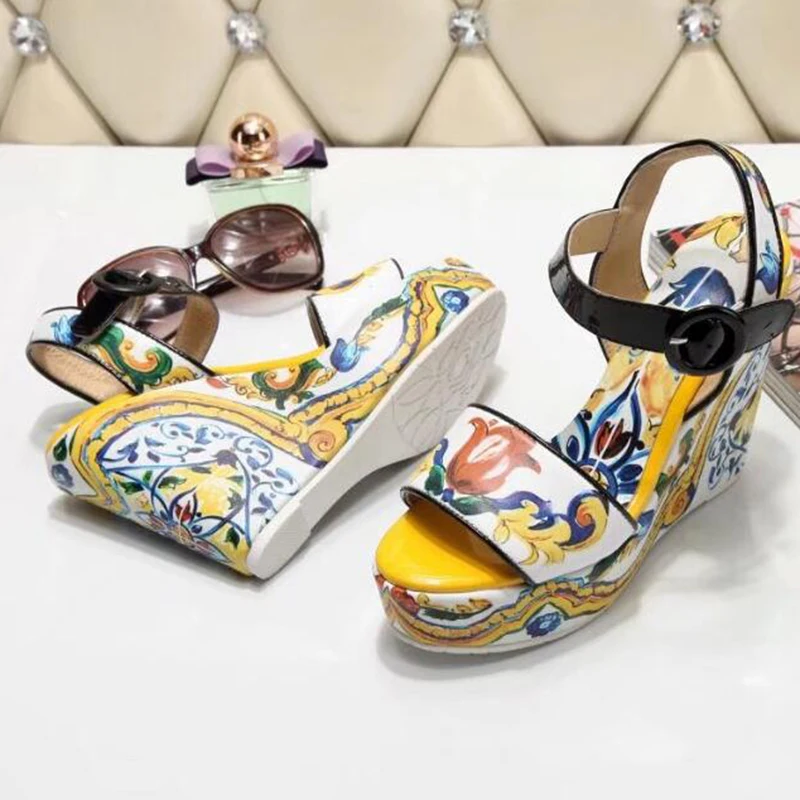Женские желтые босоножки на платформе с открытым носком разноцветный цветочный