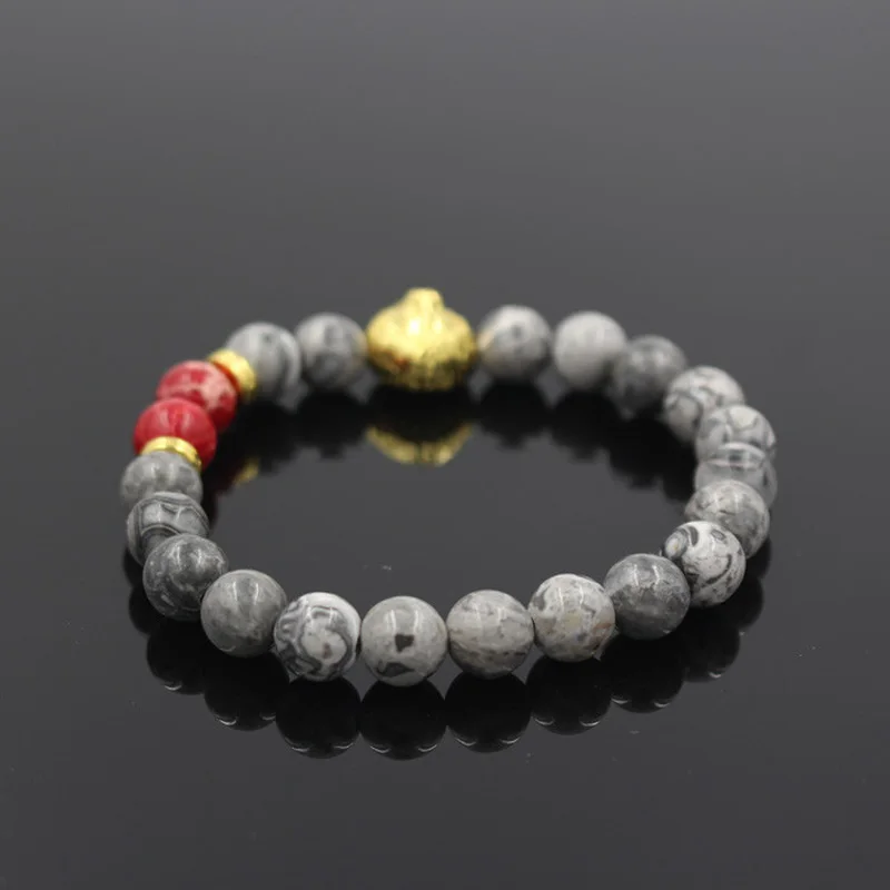 Браслет из натуральной яшмы и красной регалитовой каменной бусины с шармом в