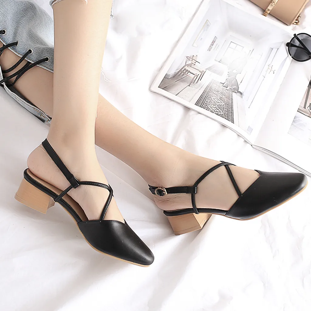 Женские босоножки ярких цветов на квадратном каблуке с открытым носком и пряжкой