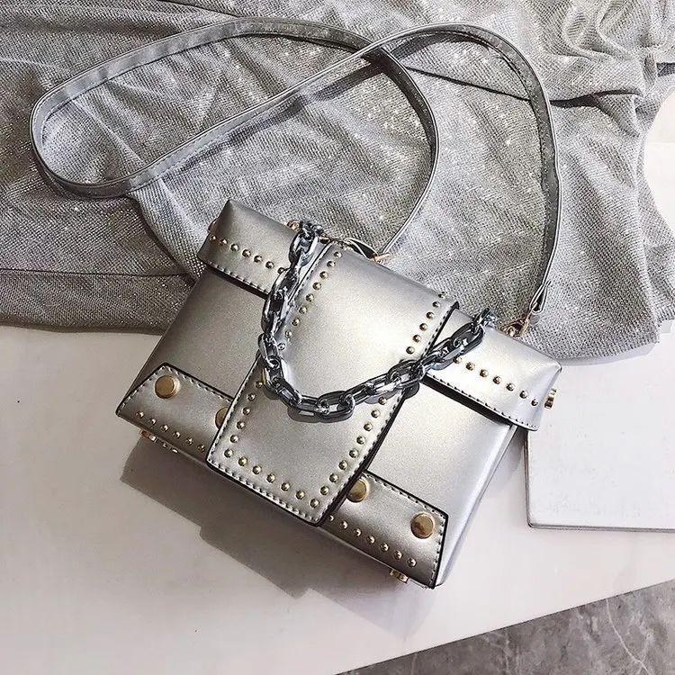 Silver Горячая Распродажа, новая модная летняя женская сумка с цепочкой, заклепками, клапаном, карманом из лакированной кожи, на одно плечо, через плечо, маленькая квадратная сумка-мессенджер - Цвет: Silver