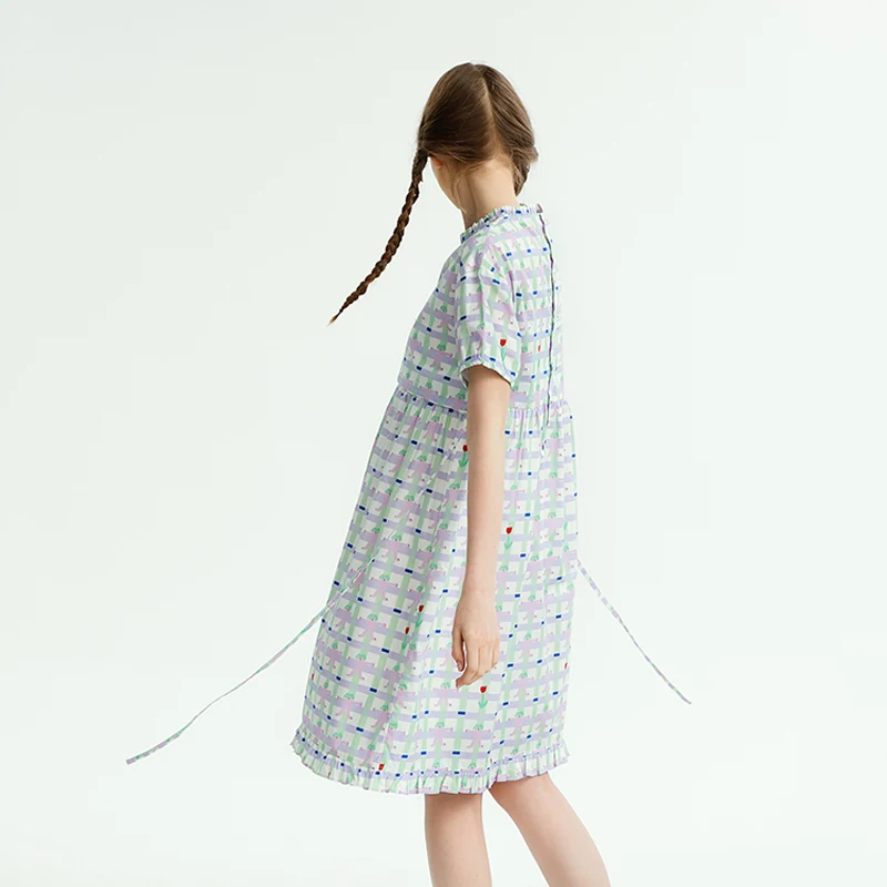 Свободное женское платье в клетку с коротким рукавом и круглым вырезом высокой