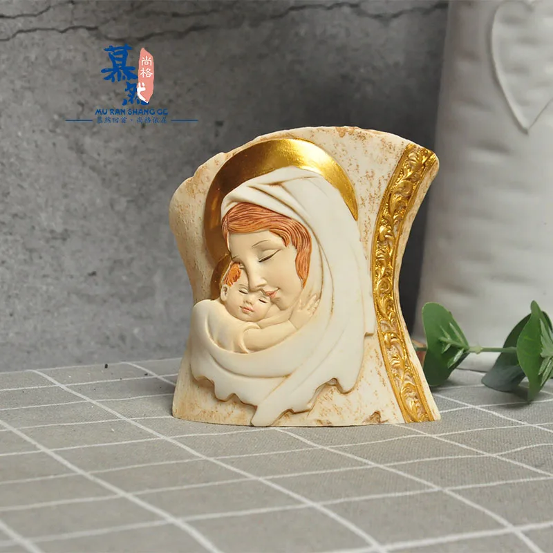 С изображением католической святыни Семья тройной Святой матери Ангел ясли