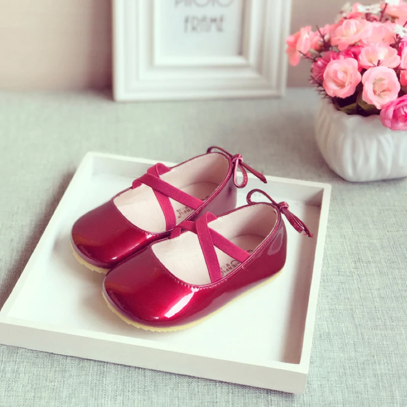 Модные кожаные туфли для маленьких девочек обувь принцессы с бантом свадебной