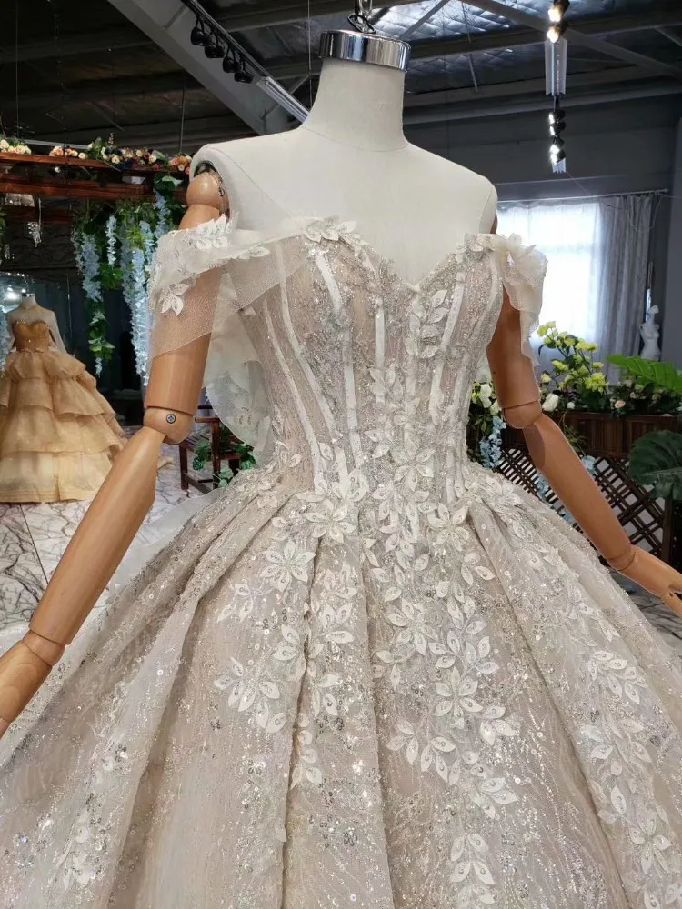 Атласное свадебное платье с коротким рукавом аппликацией из бисера бальное