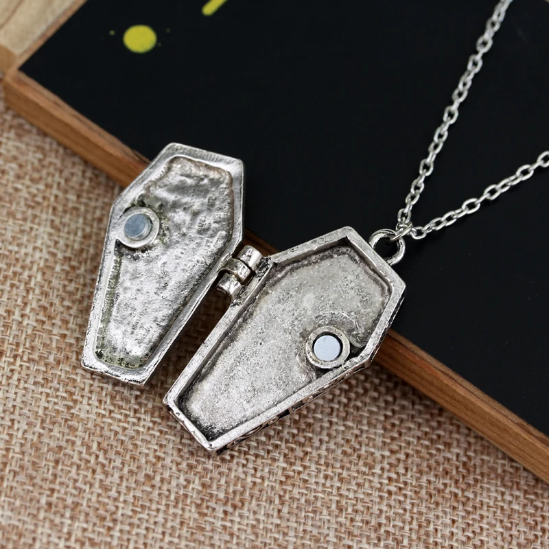 Готическое Красное Эмалевое Вампирское Хэллоуинское Батское Открытое Ящичное Гробовое Винтажное Панковское Крутое Ожерелье с Крестом Иисуса.