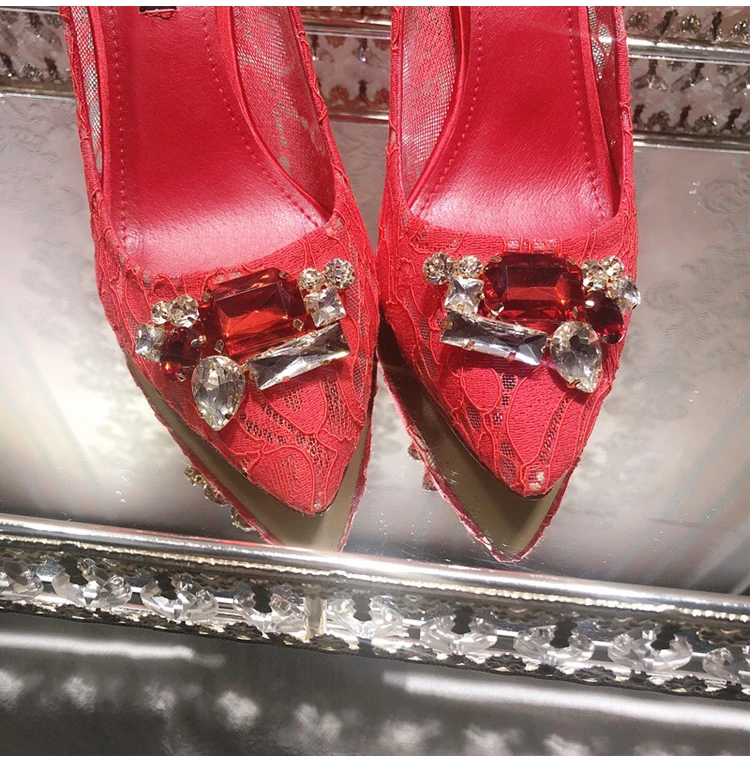 Шикарные женские туфли-лодочки украшенные кристаллами на высоком тонком каблуке