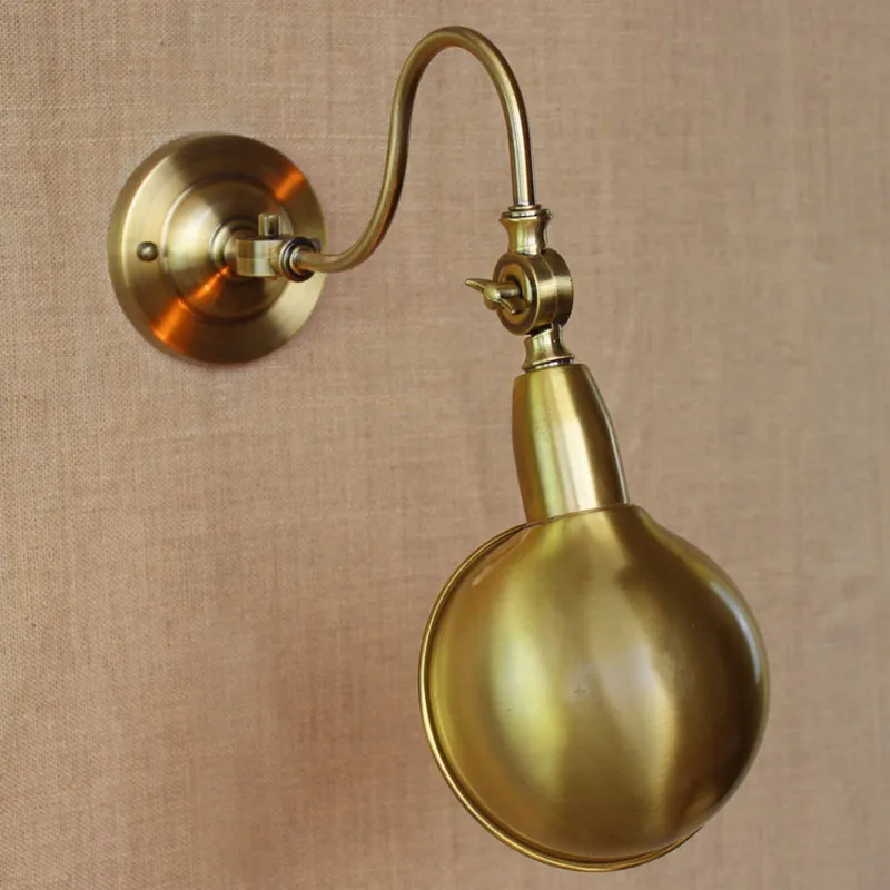 Настенный светильник в классическом античном стиле регулируемый под золото с