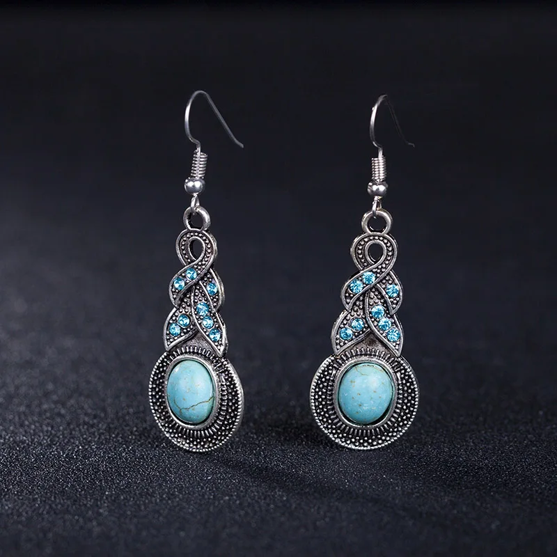 Женский ювелирный комплект из колье серёг и с геометрическим рисунком |