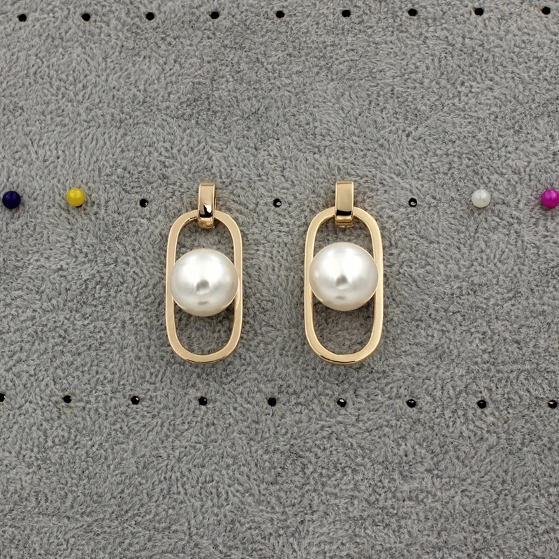 Маленький золотого цвета с круглой имитации жемчужин серьги со шпилькой для