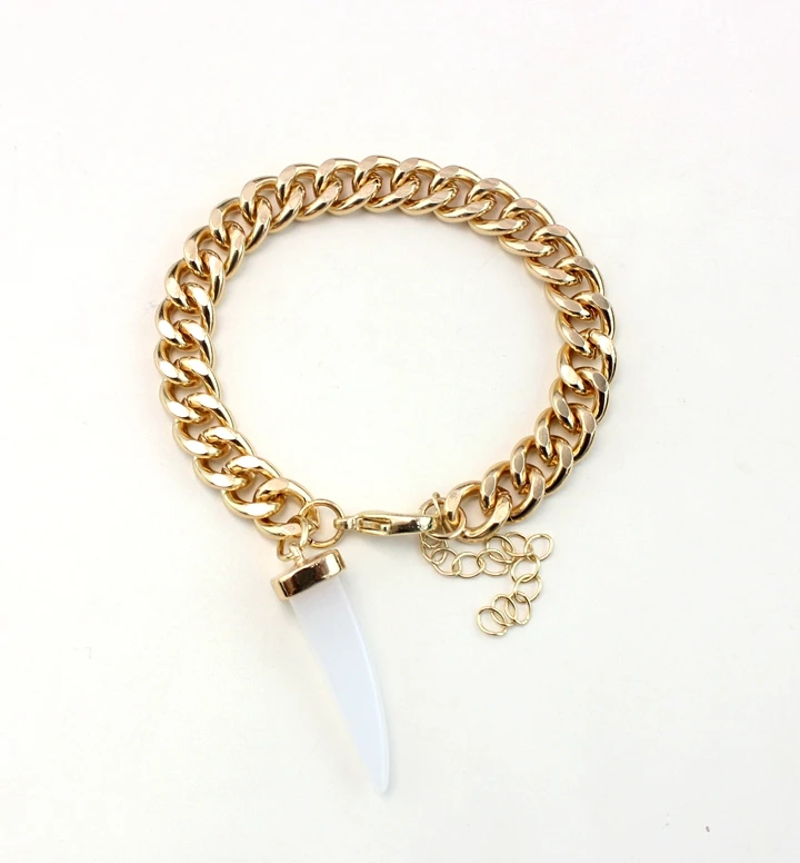 Модное ювелирное изделие браслет с подвеской золотистого цвета стразы рожок