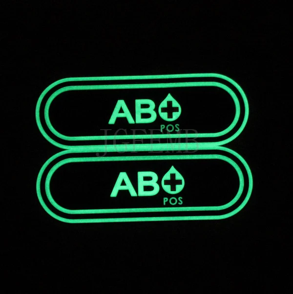 Черный фон светящийся дизайн обуви пряжки Тип крови AB POS 3D ПВХ патч Карабин брелок