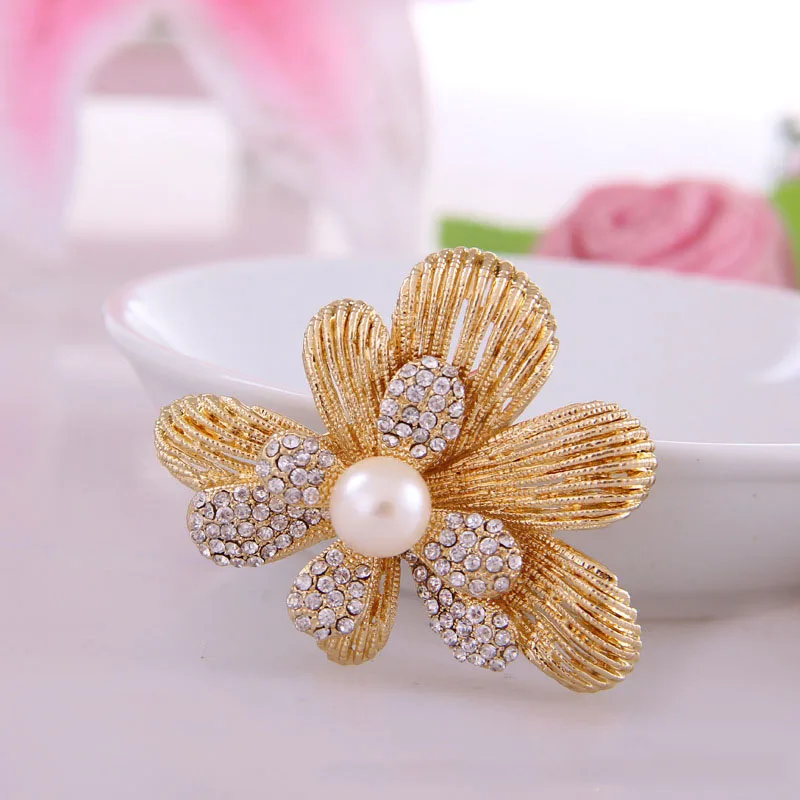 Delicate Artificial Pearl Rhinestone Brooch collar female pin crystal bride jewelry headscarf jacket sweater accessories |