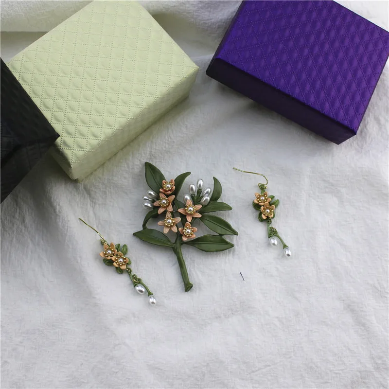 Дворцовая ретро брошь с имитацией жемчуга золотистого цвета золотым крестом