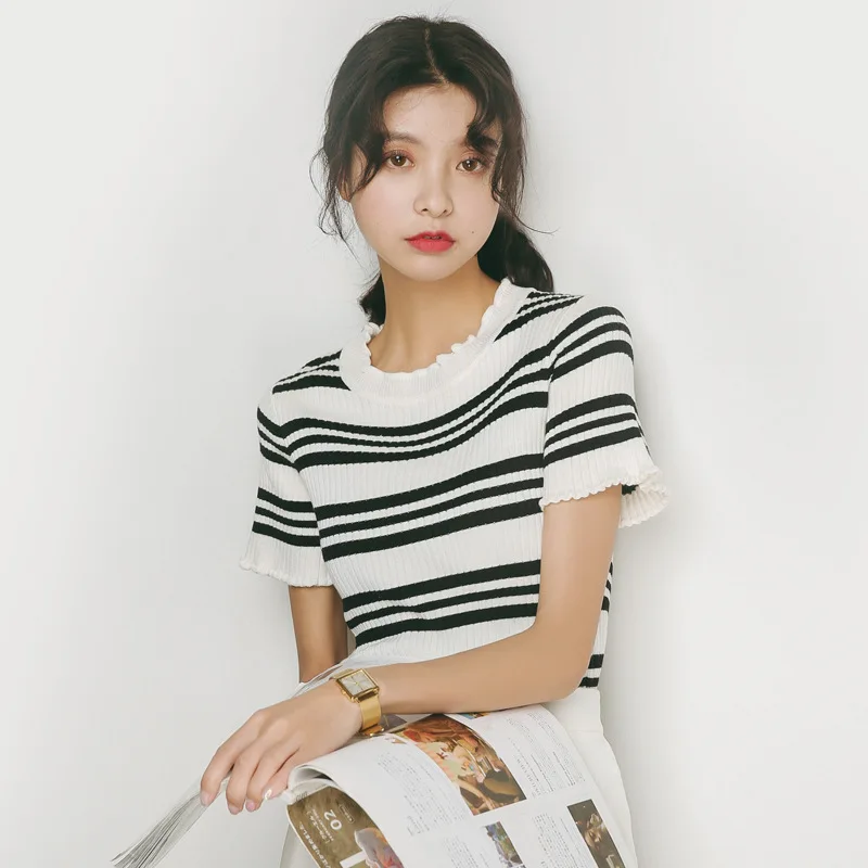 Женский трикотажный свитер с оборками на подоле черно-белый эластичный пуловер