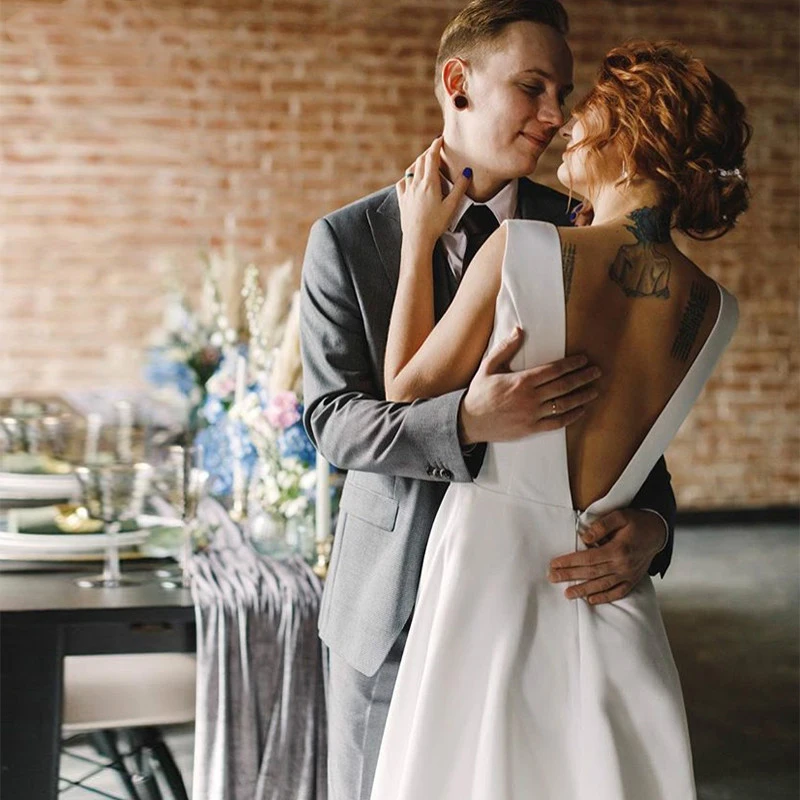 Платье свадебное атласное ТРАПЕЦИЕВИДНОЕ с открытой спиной и V образным