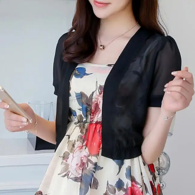 Женский короткий кардиган вязаный крючком белый и черный кружевной свитер