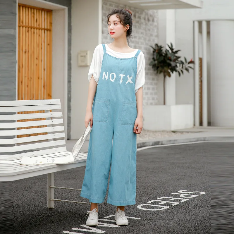 Женский джинсовый комбинезон на тонких бретельках синего цвета | Женская одежда
