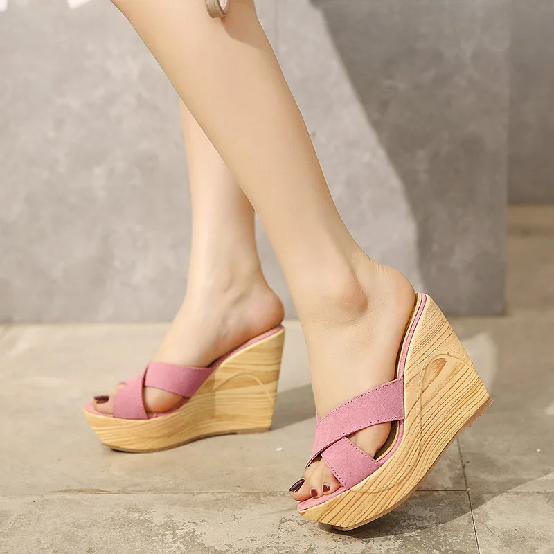 Пляжные шлепанцы для женщин; обувь на танкетке; шлепанцы без задника из флока на платформе средней высоты; летние шлепанцы; Роскошная обувь из резины и искусственной кожи