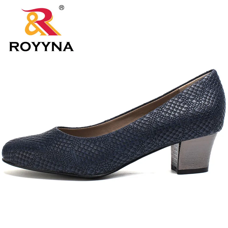 Deep blue ROYYNA/ г., Популярные стильные женские туфли-лодочки с квадратными каблуками женская обувь из материала под змеиную кожу женская повседневная обувь с закрытым носком - Цвет: Deep blue