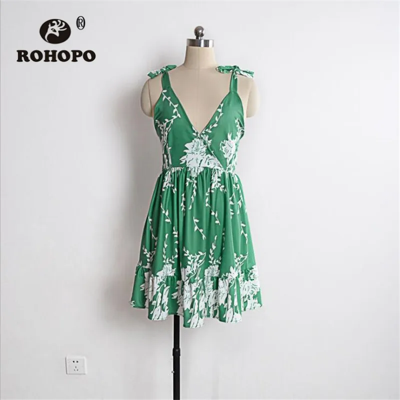 Женское платье без рукавов с глубоким v образным вырезом зеленое летнее бантом и