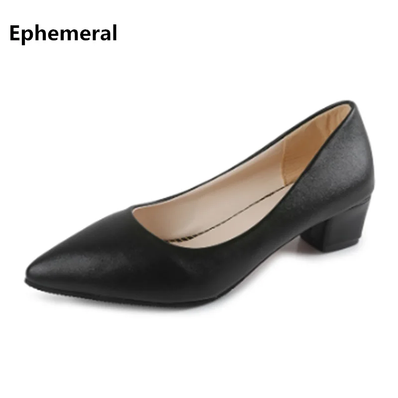 Туфли женские из лакированной кожи на среднем каблуке заостренный носок