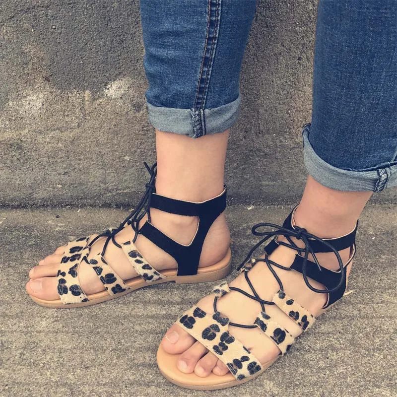 Модные леопардовые женские сандалии на плоской подошве сезон весна-лето
