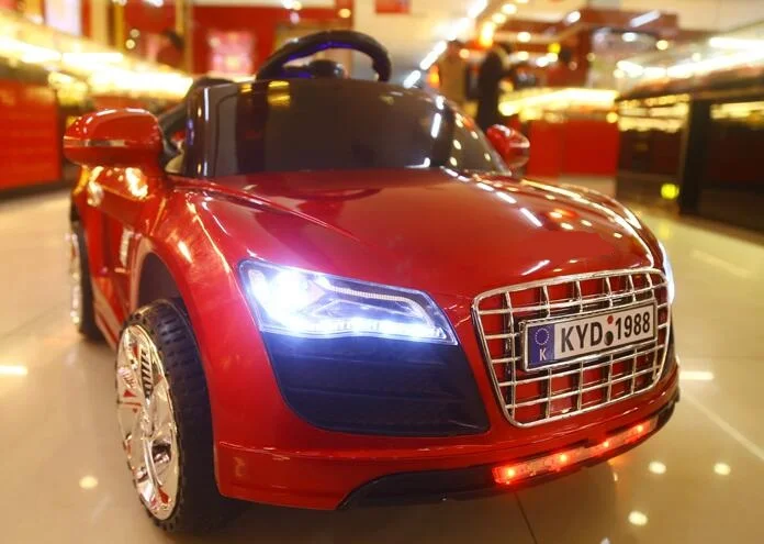 Flash wheel wine red В продаже! электрический открыть дверь Auti R8 четыре вспышки колеса детей ездить на с дистанционным управлением - Цвет: Flash wheel wine red