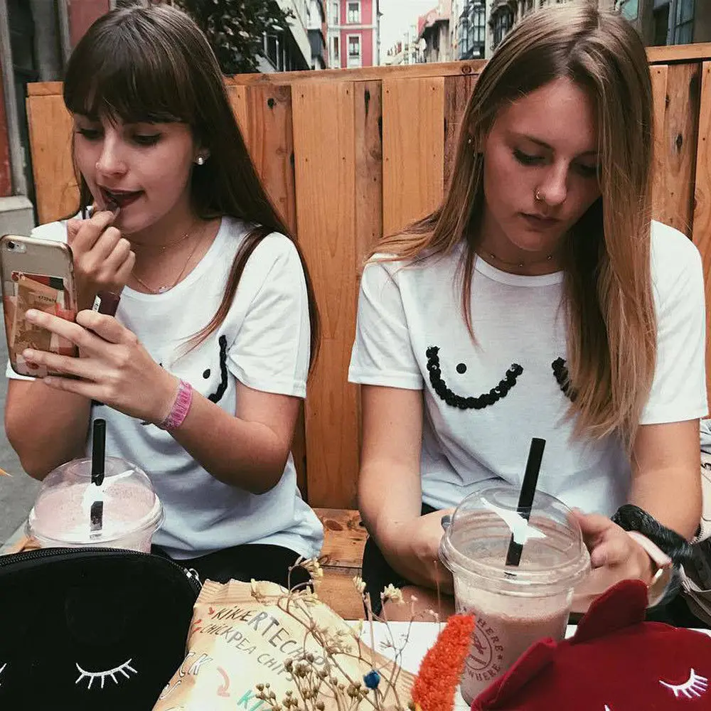 Новинка 2018 стильная женская забавная белая футболка Mimi с блестками на груди