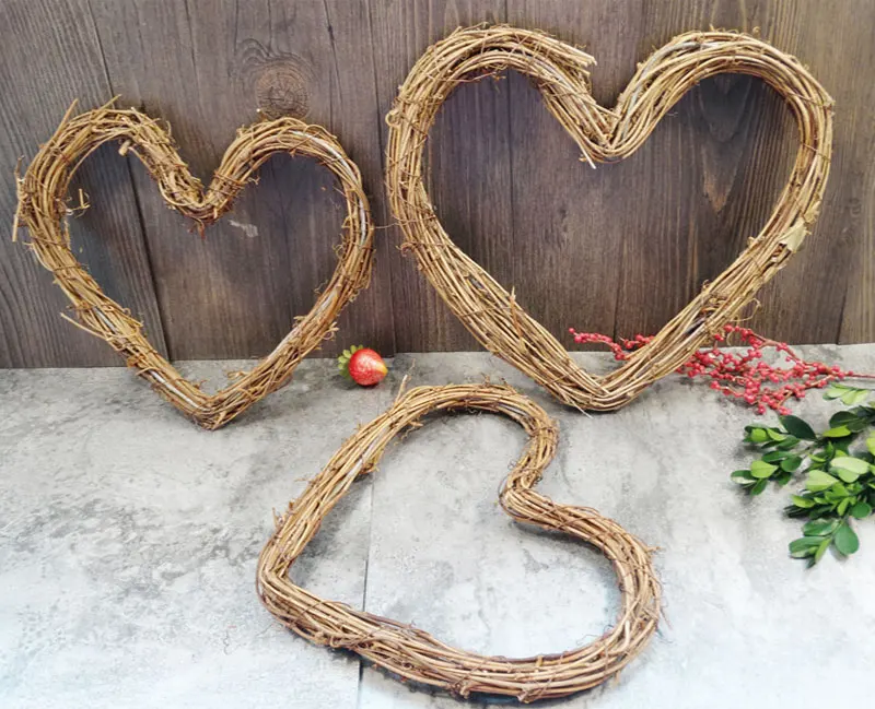 Натуральный сердце плетением и алюминиевым кольцом венки на Рождество