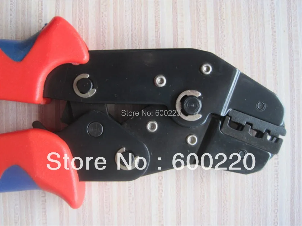 Обжимные плоскогубцы можно нажать Предварительно изолированный разъем и