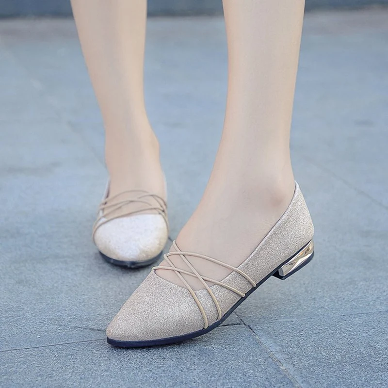 Женские туфли на плоской подошве с острым носком золотистые/Серебристые