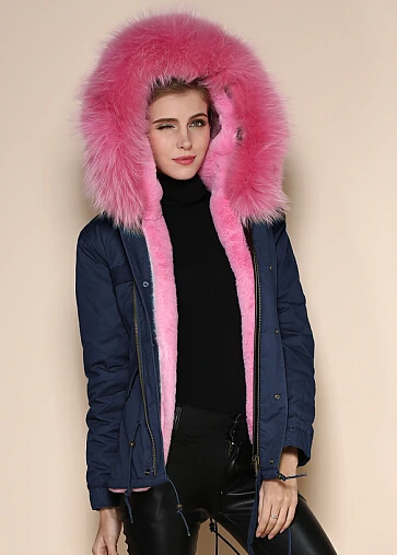Темно синяя парка с подкладкой из искусственного меха и большим воротником енота