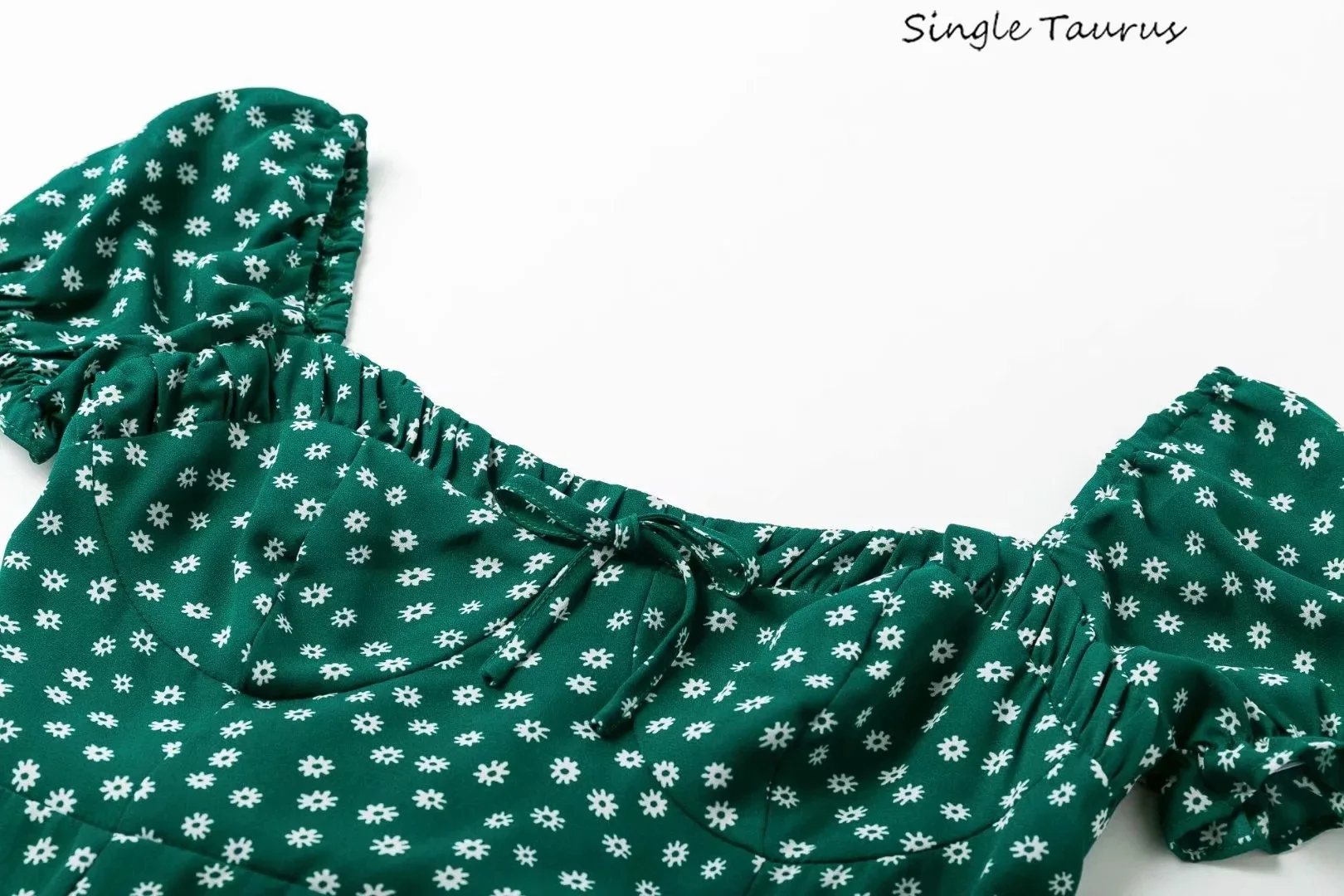 Женское пляжное платье до середины икры зеленое пикантное с квадратным вырезом и